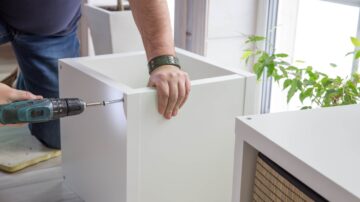 5 erros comuns ao tentar montar móveis sozinho