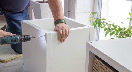 5 erros comuns ao tentar montar móveis sozinho