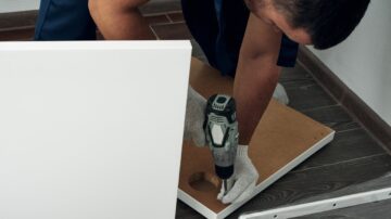 Como evitar danos ao piso durante a montagem de móveis